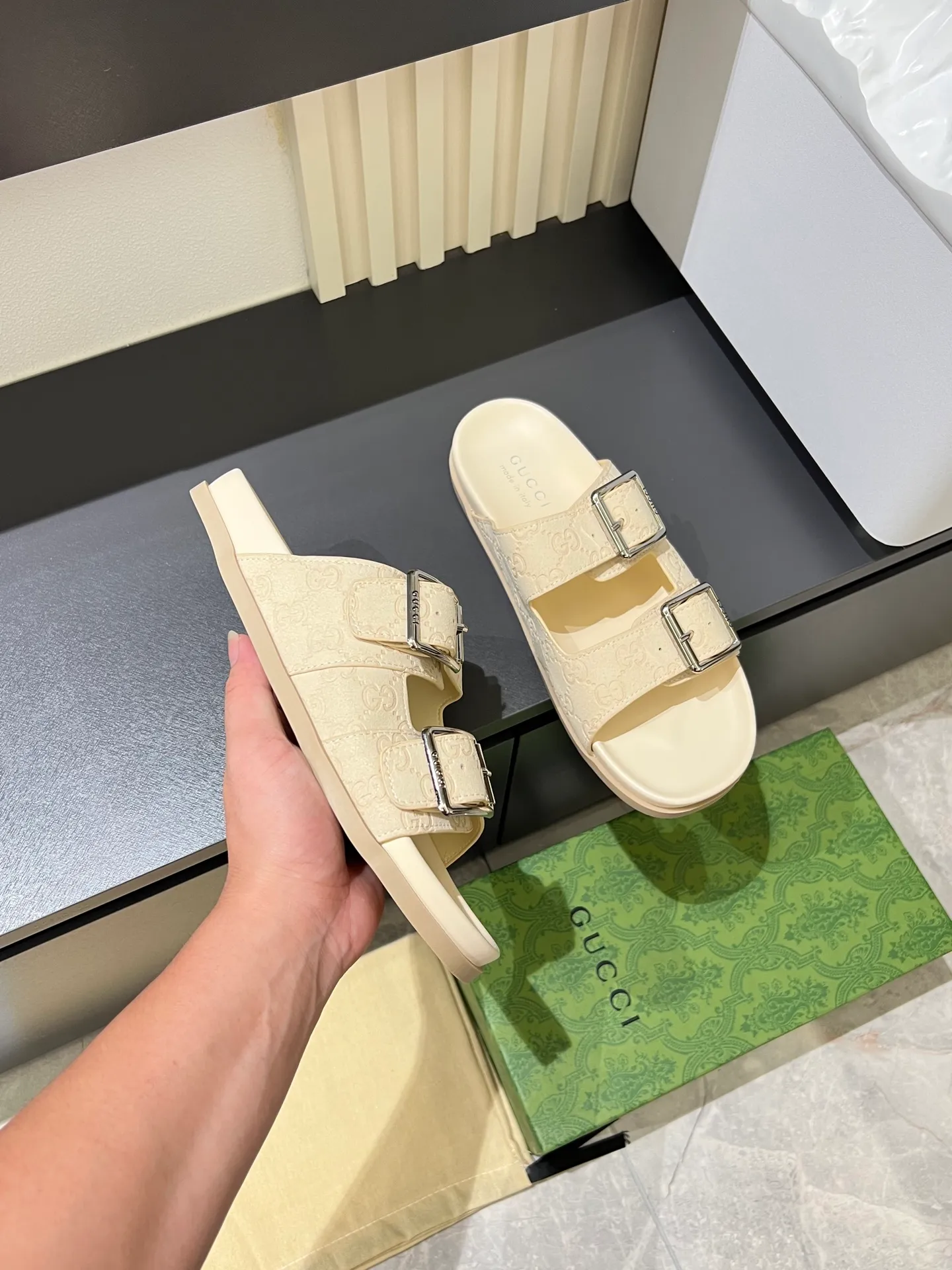 Men's Men's Shoes 💰p320 "GUCC＊" These slippers are made of GG polyester and feature a Gucci label on the front, adding a bold logo feel to the style. "Gucci Made in Italy" stamped label Rubber sole. Size 38-44